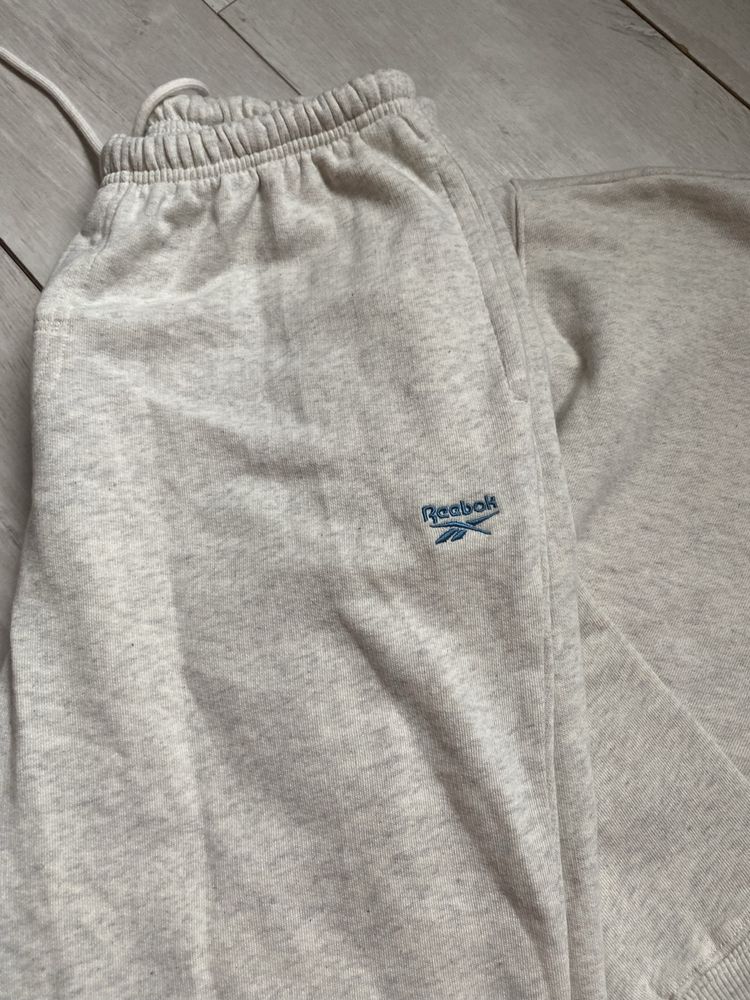 Сірий спортивний костюм reebok трехнитка