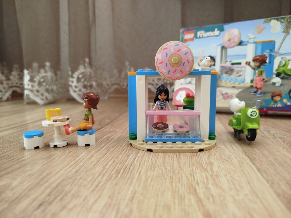 Конструктор LEGO Friends Магазин пончиків