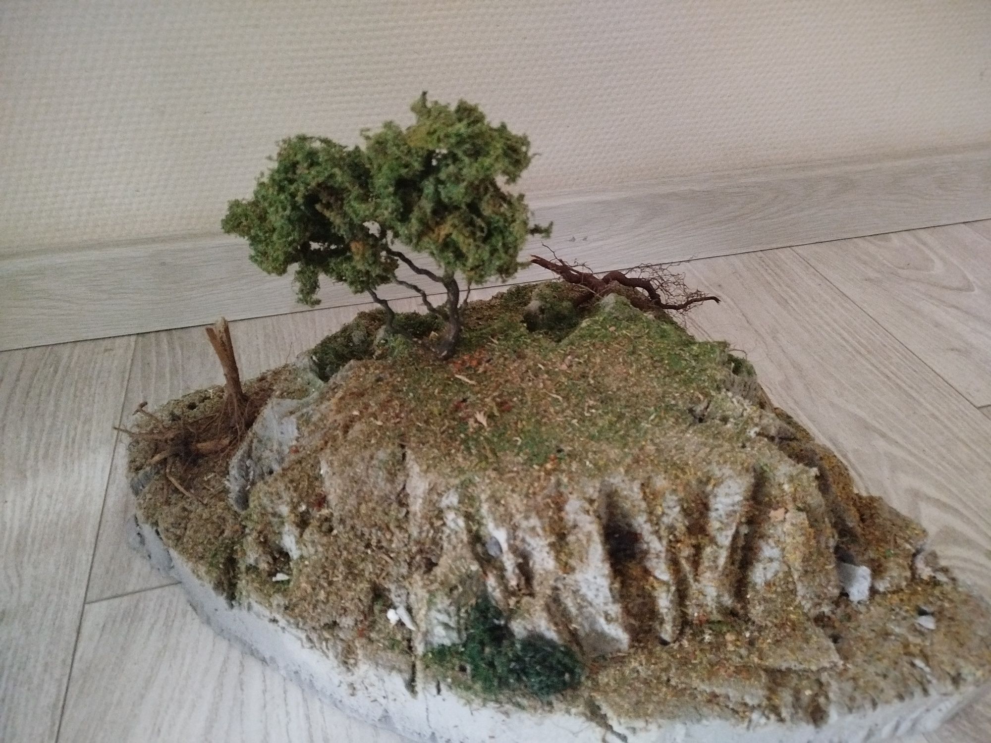 Makieta- diorama- drzewo na skale