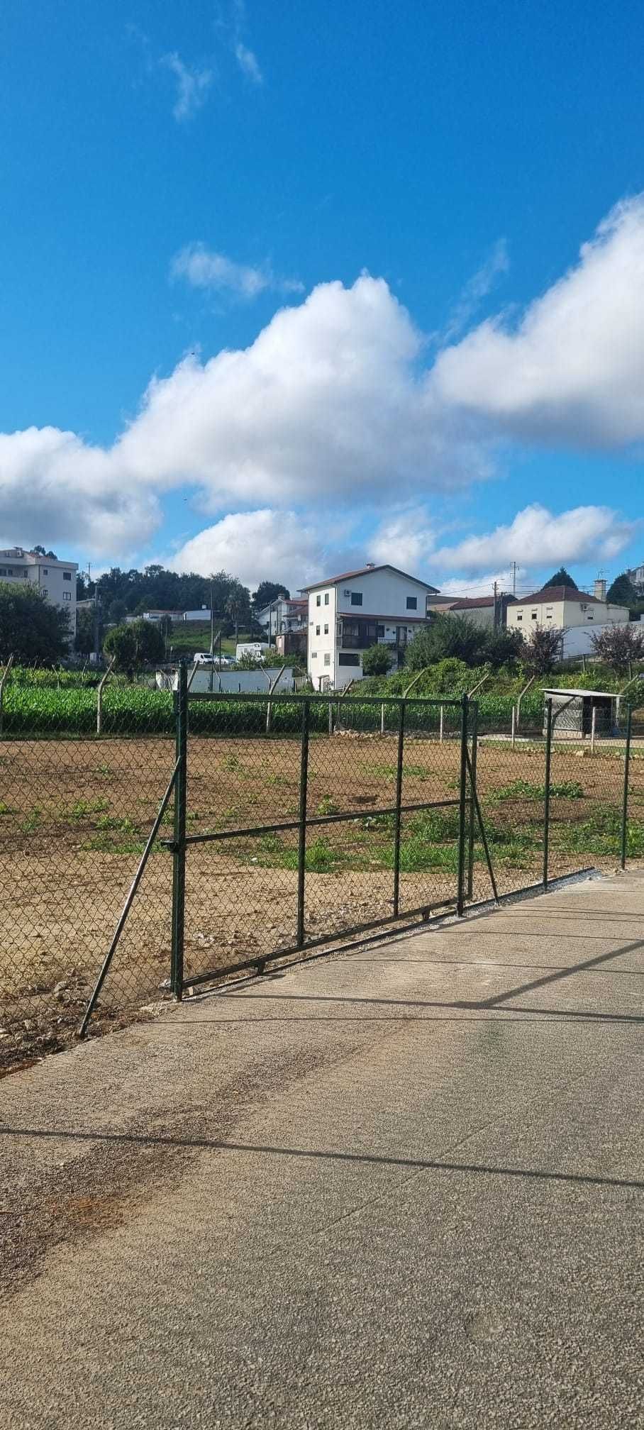 Arrenda-se - Lugar de Estacionamento/Armazenamento em Terreno Privado