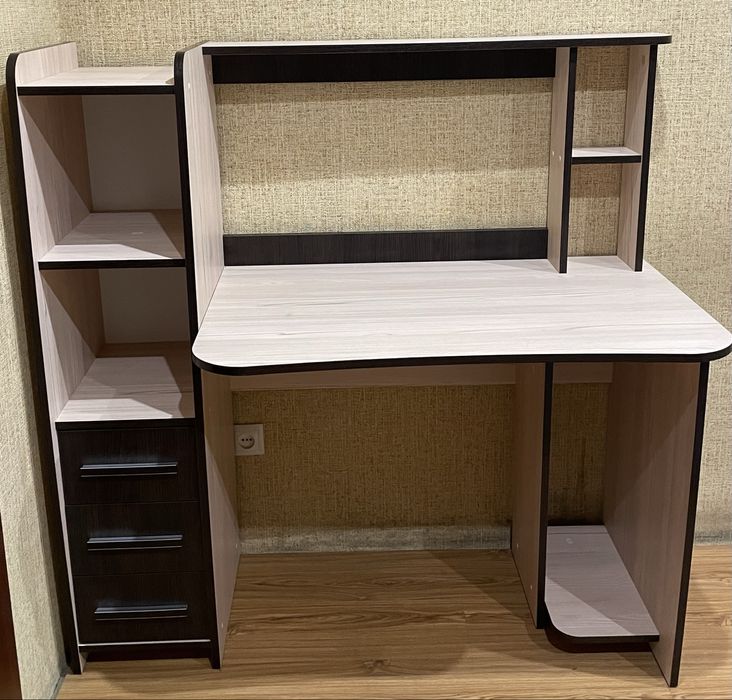 Компʼютерний стіл