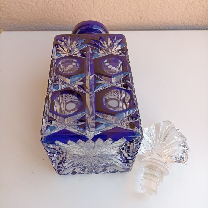 Garrafa de licor lapidada em cristal azul cobalto