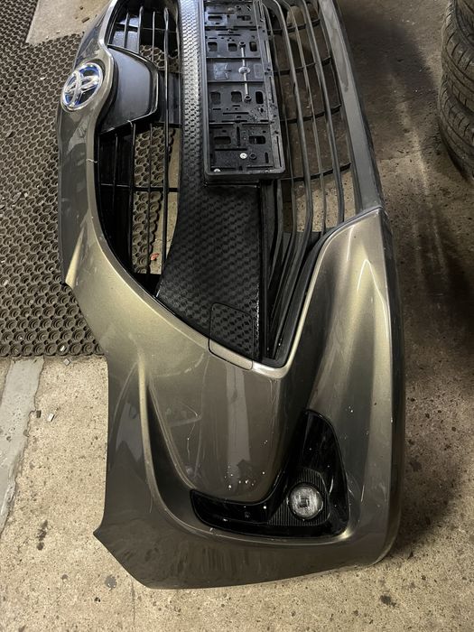 Zderzak, radar, halogeny, emblemat yaris iv