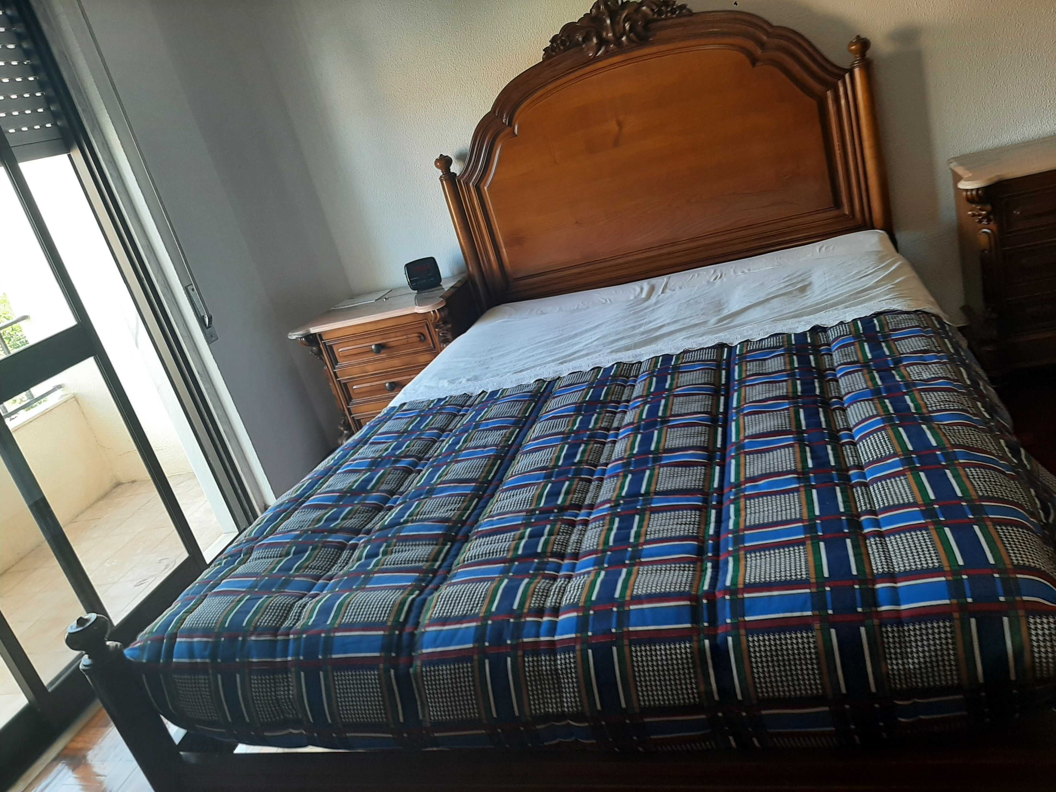 Cama casal em Castanho