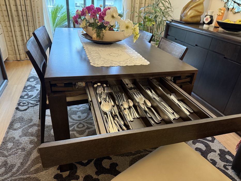 Mesa de refeições com porta talheres e 6 cadeiras