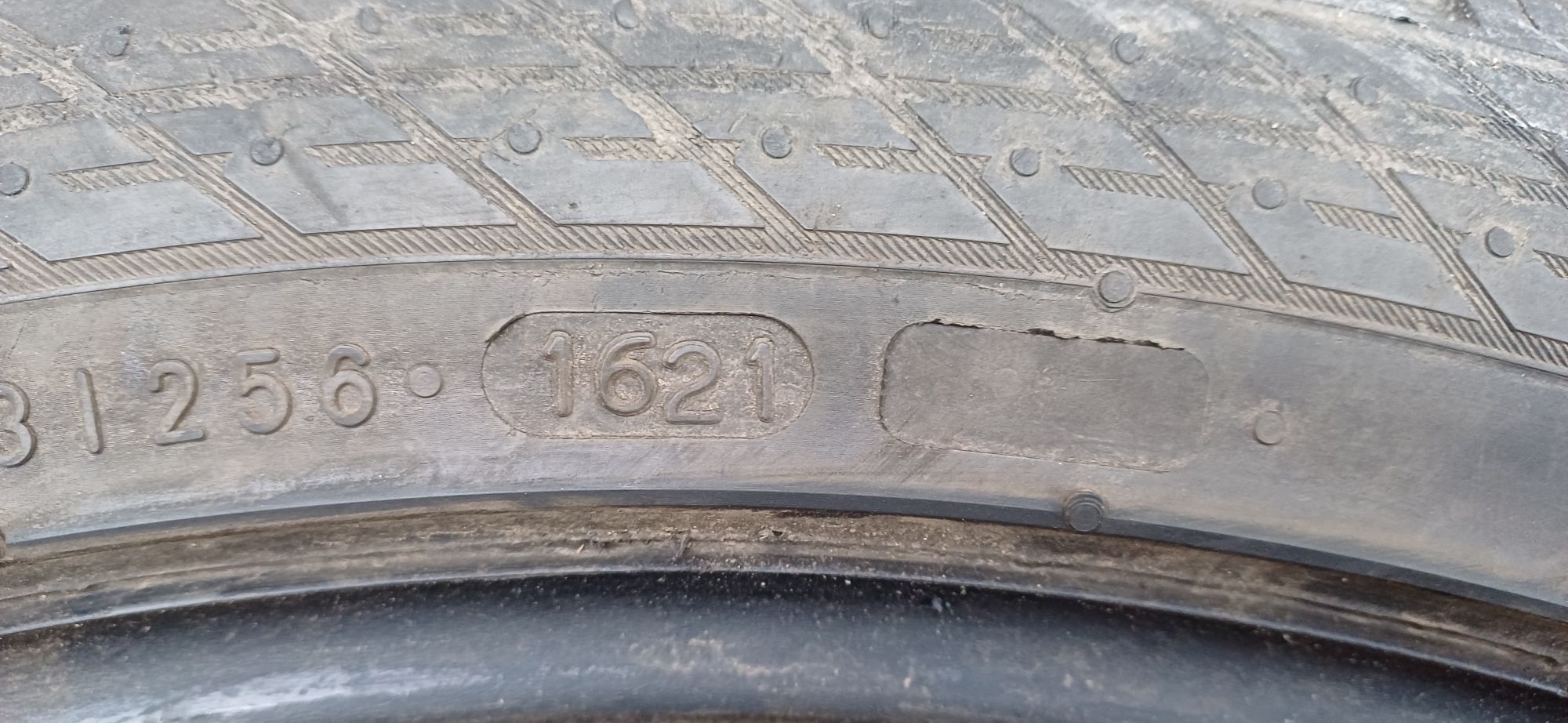 NOKIAN 245/40R20 99W , pojedyńcza opona zimowa.