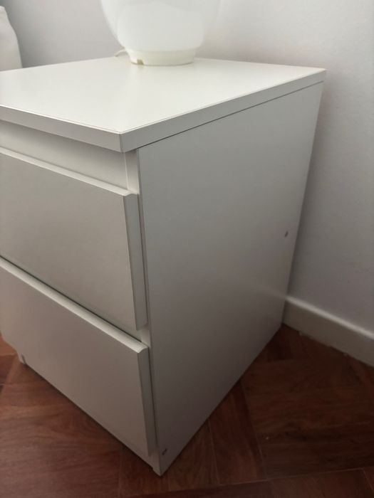 2 mesas de cabeceira Kullen.