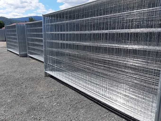 Ogrodzenia budowlane – ażurowe panele, stopy, zaciski