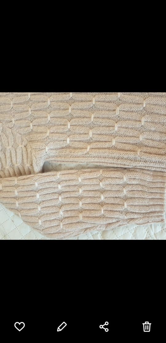 Sweter moherowy bezowy