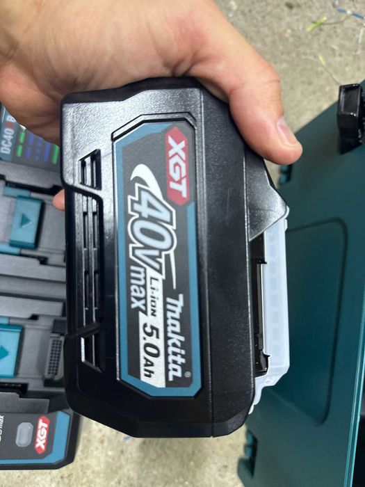 Mieszadło Makita  UT001GZ01 + Ładowarka z bateriami BL 4050F / DC40RB