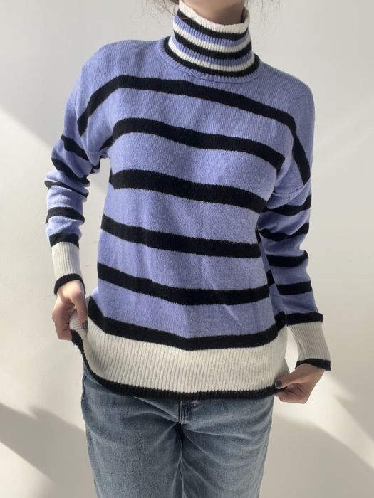 Светр в смужку з горловиною