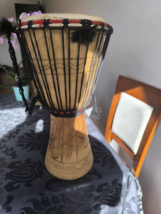 Djambe como novo. Diâmetro 22 cm e altura 48 cm