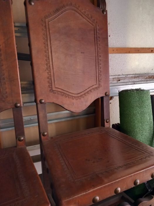 Cadeiras em couro antigas