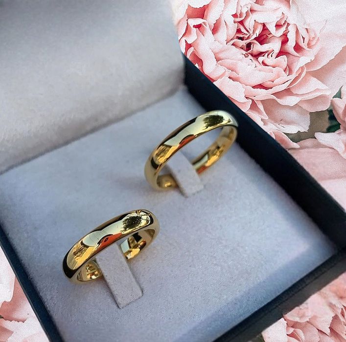 Elegancka Para Złotych Obrączek Ślubnych