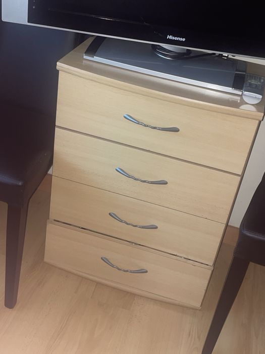 Cama sem colchão com mesinhas de cabeceira e comoda