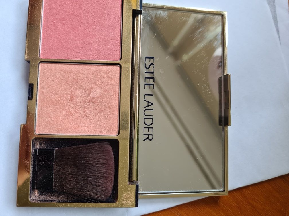 Paletka róż i  rozświetlacz ( shimmer) Estee Lauder