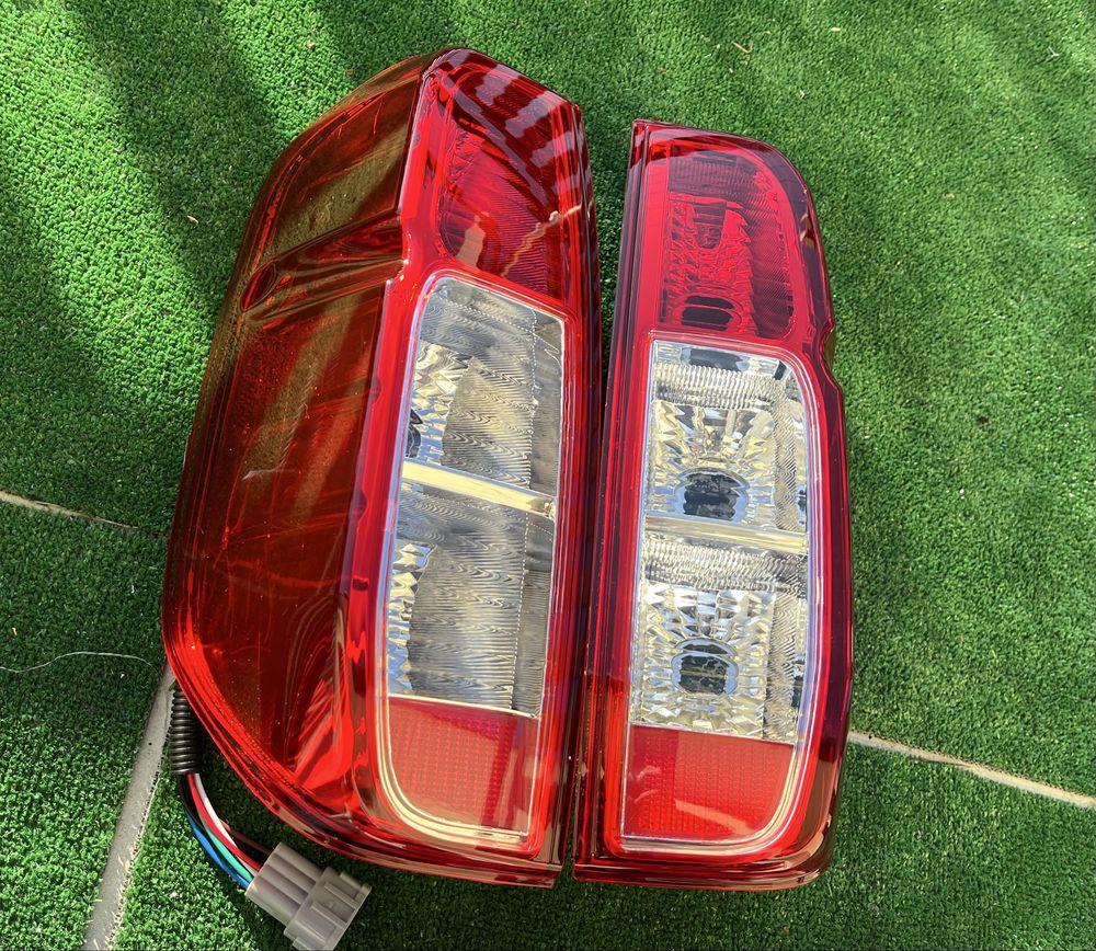 Задні фари фонарі Nissan Navara D40