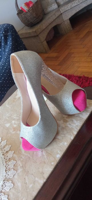 Sapatos de Salto Alto Cristal, Tamanho 38 - Elegância e Brilho