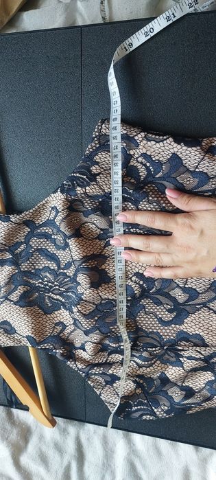 Sukienka midi elegancka koronkowa dopasowana z dekoltem halter S 36