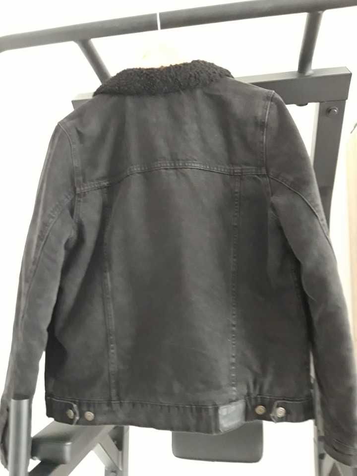Czarna kurtka damska młodzieżowa jeans ocieplana barankiem Bershka r.S