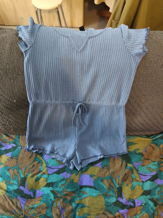 Macacões, calções, t-shirts e pijamas