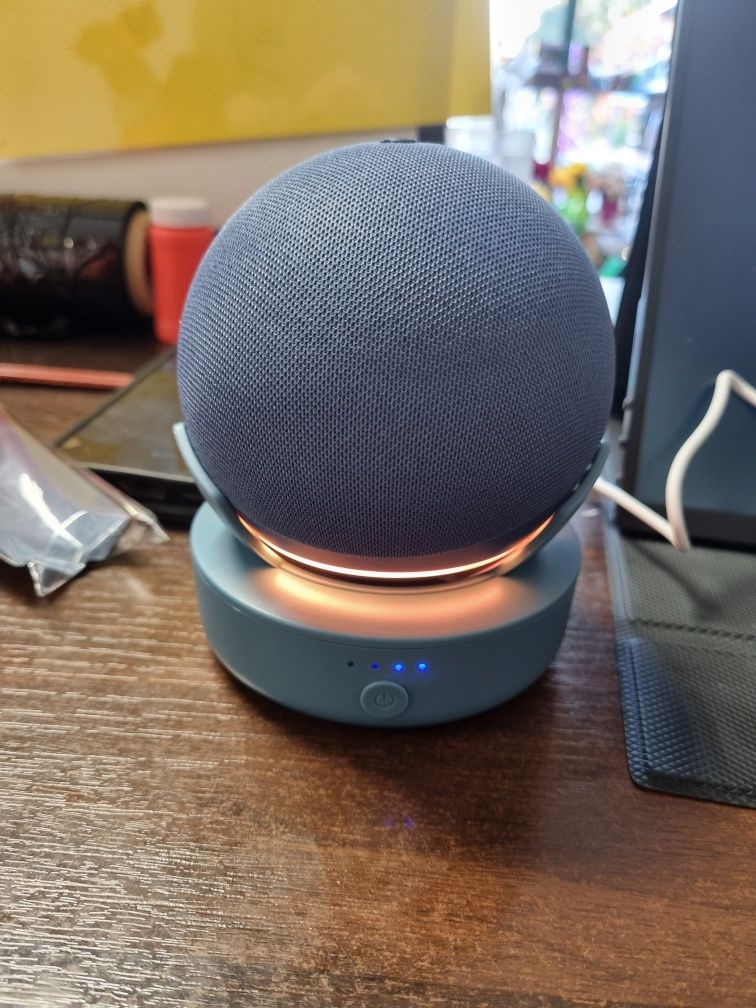Głośnik Amazon Alexa z przenośną podstawą do ładowania