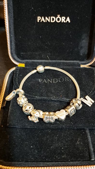 Pulseira bangle Pandora em prata.