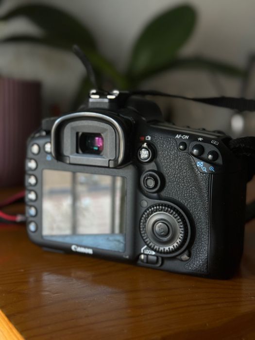 Продаю фотоаппарат Canon EOS 7D + объектив 50mm + аксессуары