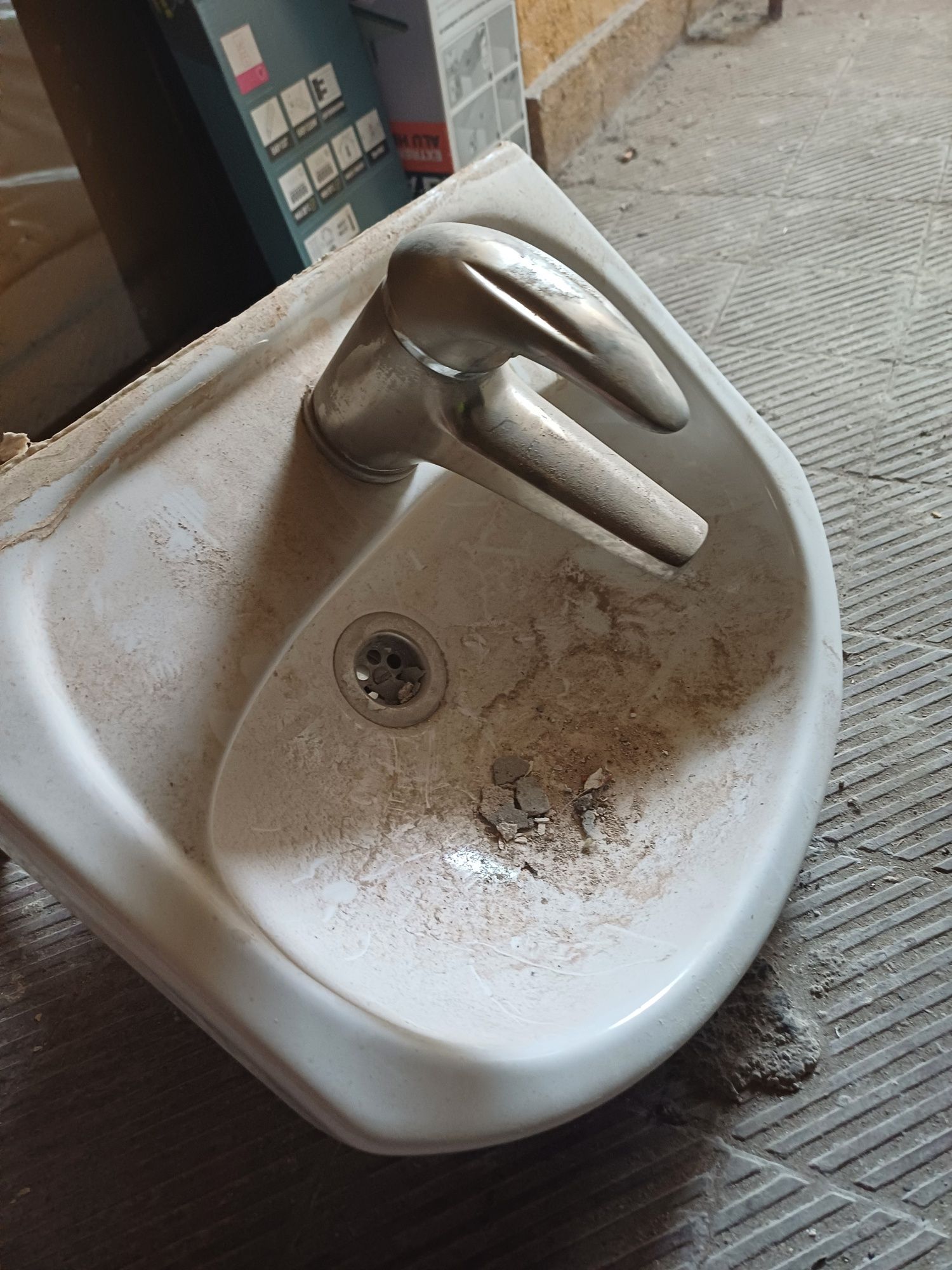 Umywalka łazienkowa z baterią