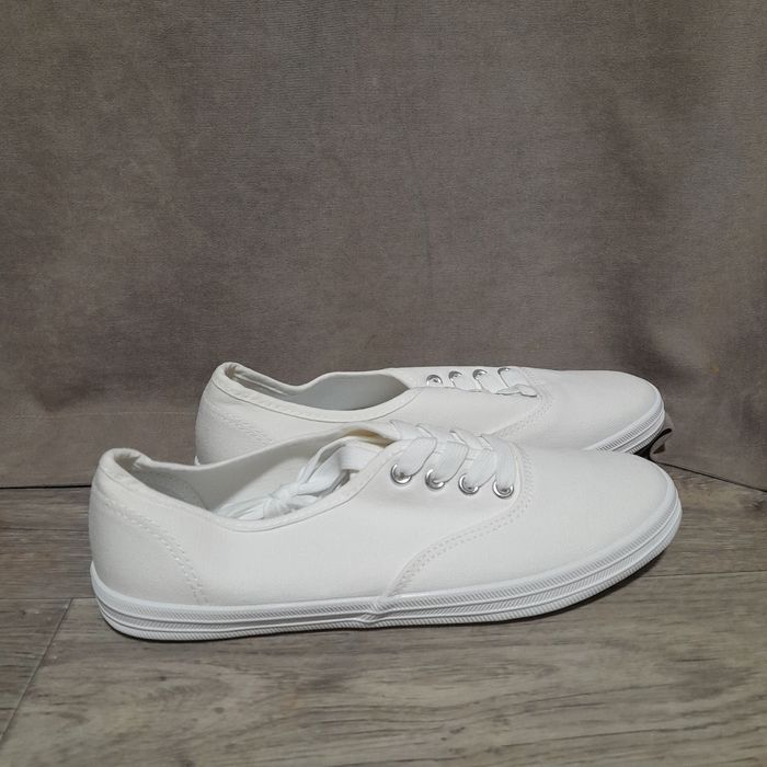 Продам белые кеды