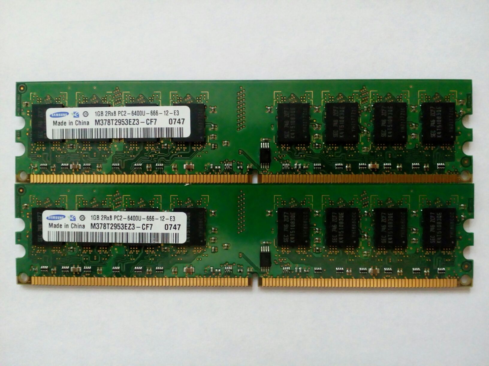 Оперативна пам'ять Samsung UDIMM DDR2 2GB (1GBx1GB) M378T2953EZ3 – CF7