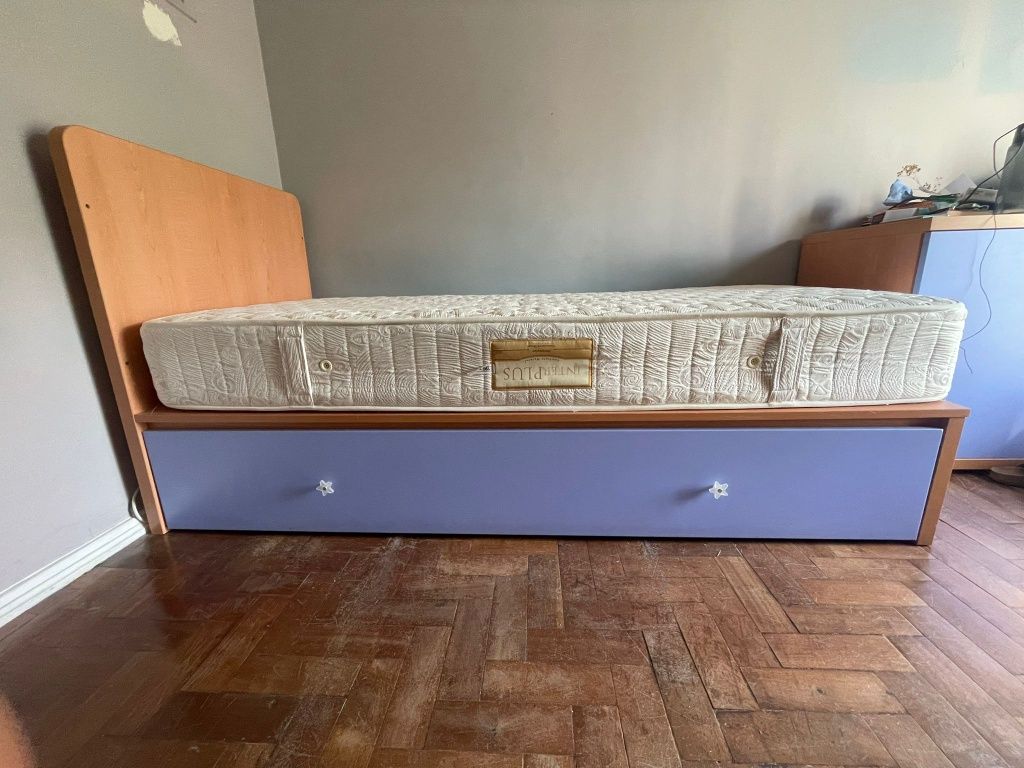 Conjunto Quarto Completo – Cama + Colchão + Mesa de Cabeceira + Cómoda