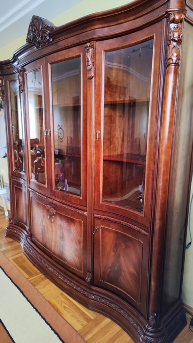 Італійська вітрина-буфет з дорогих порід дерева