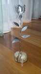 Rosa flor inox decoração base pedra