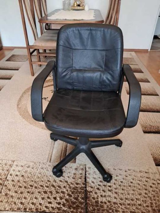 Fotel biurowy czarny