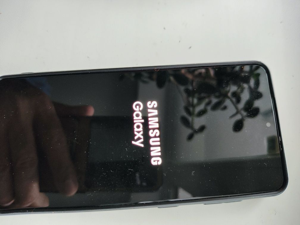 Самсунг Galaxy S 21 смартфон в фірмовому чехлі, слот на 2 сім карти