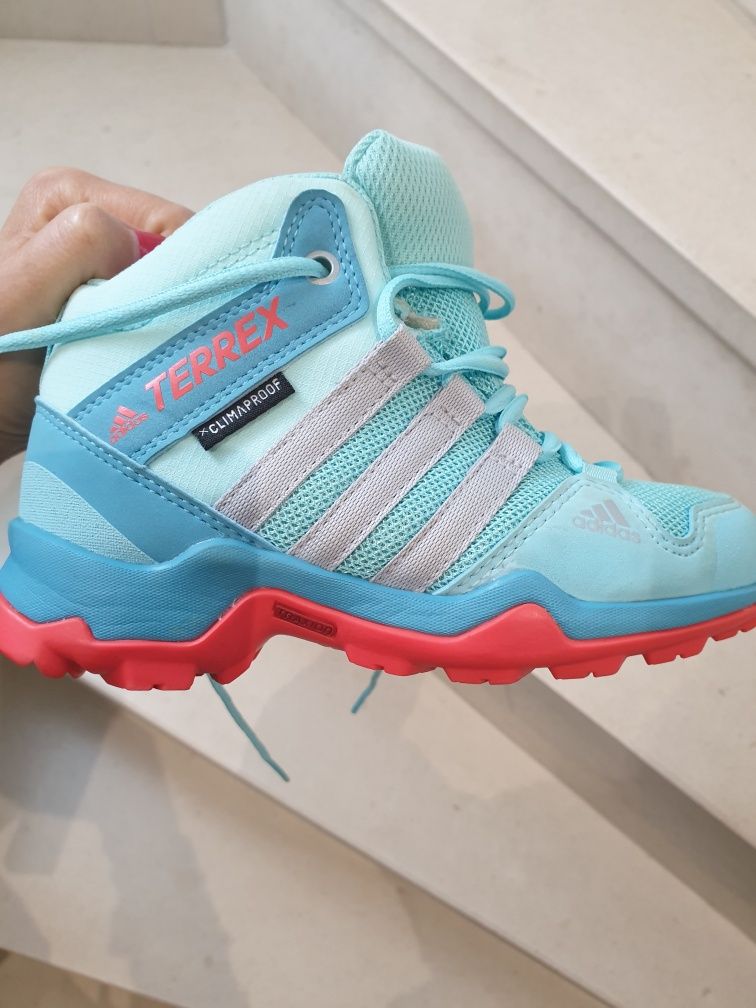 Botas/sapatilhas adidas n.28