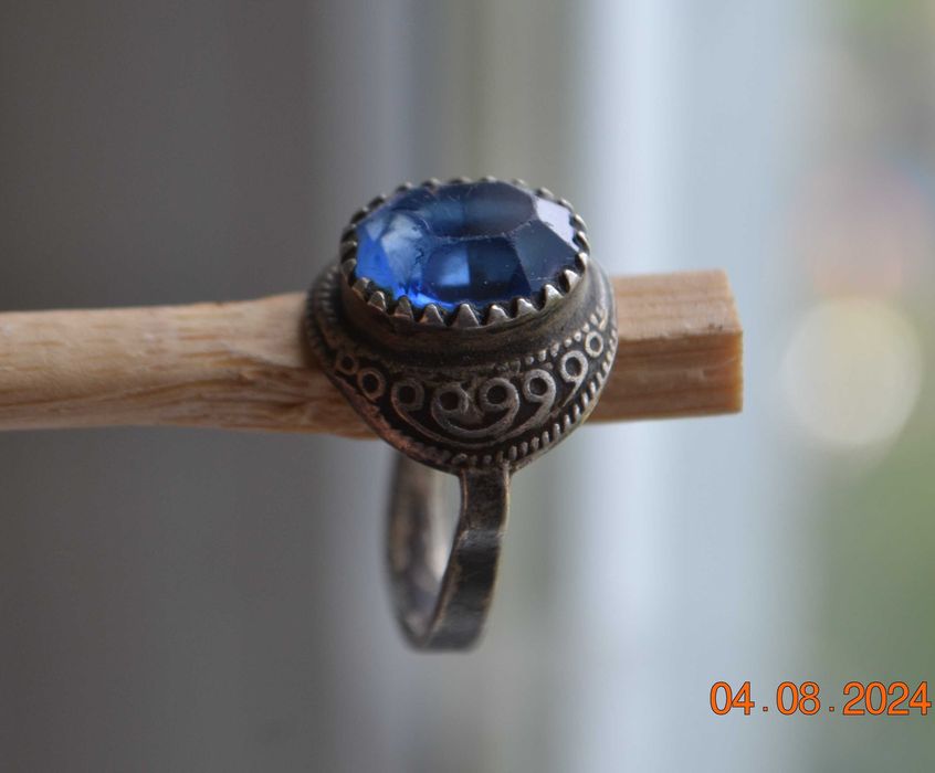 Кольцо серебряное. Корунд (искусственный сапфир). Серебро 875. 4,2 гм.