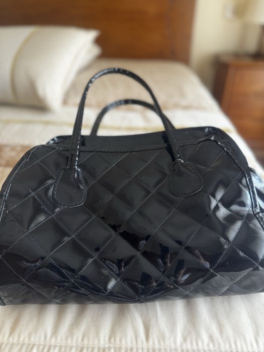 Mala preta de verniz