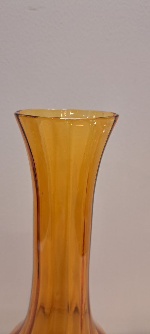 Żółty szklany wazon