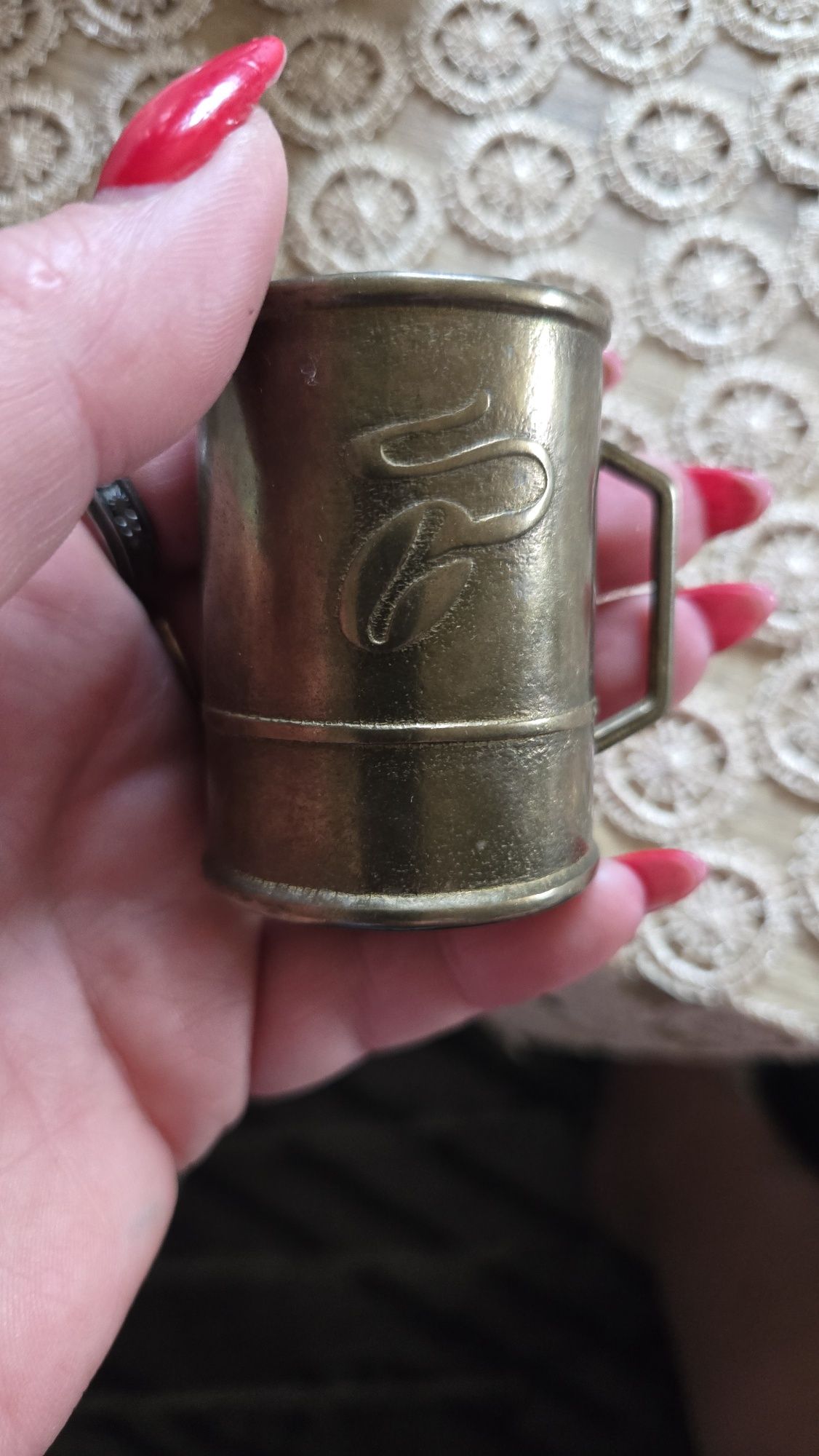 Kubek mosiężny .