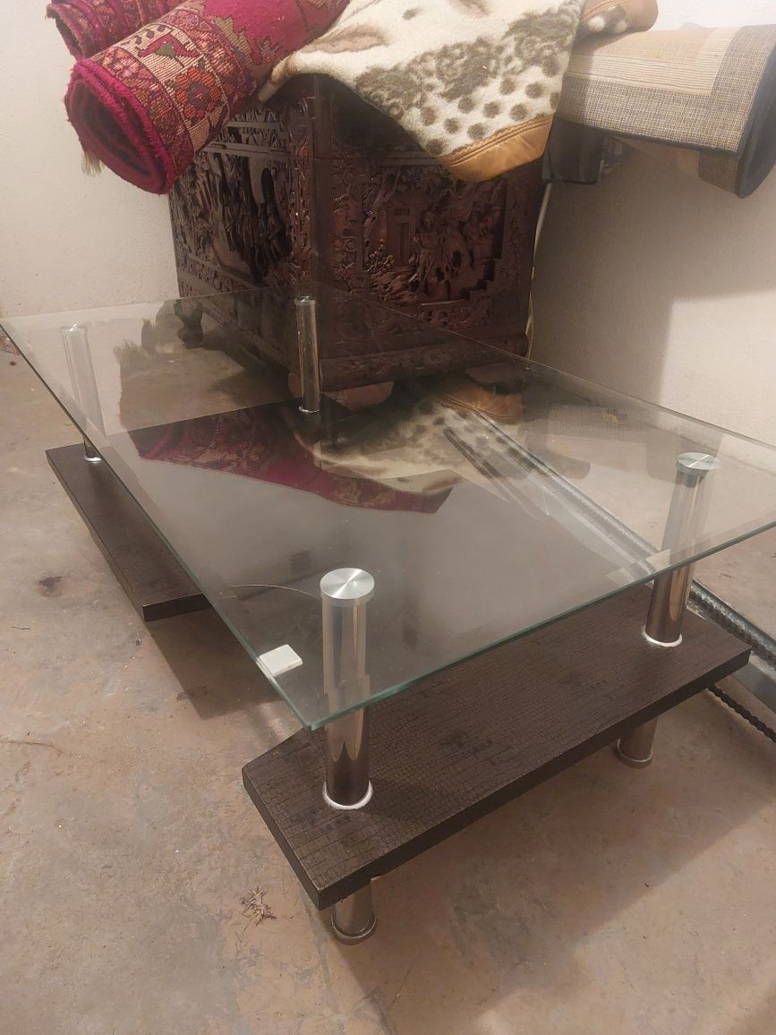 Mesa em vidro e madeira