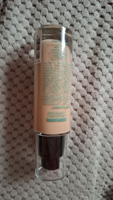 Matujący podkład z kontrola sebum 03