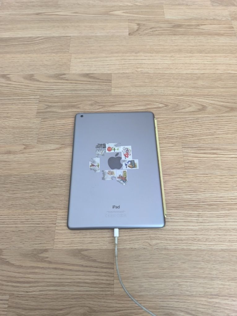 iPad Air A1474 (на запчастини) — екран цілий, чохол, кабель