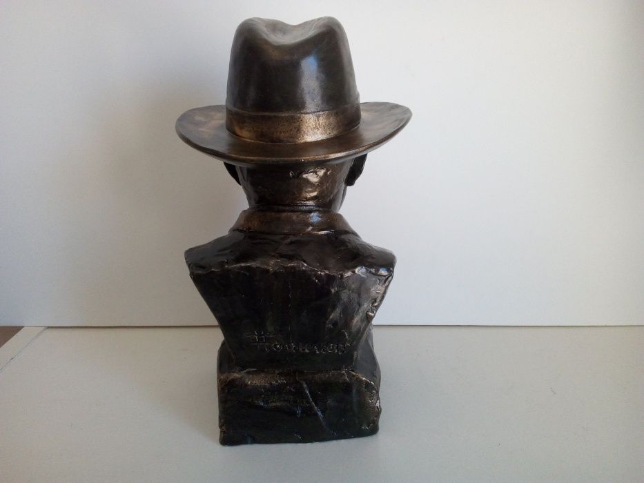 Busto de Fernando Pessoa