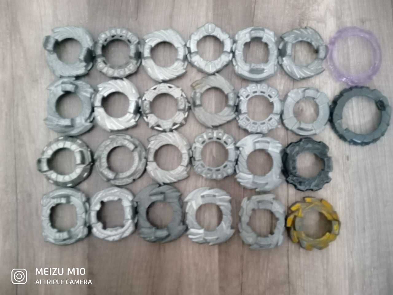 Beyblade арена, бейблейди, запускачі та інші деталі