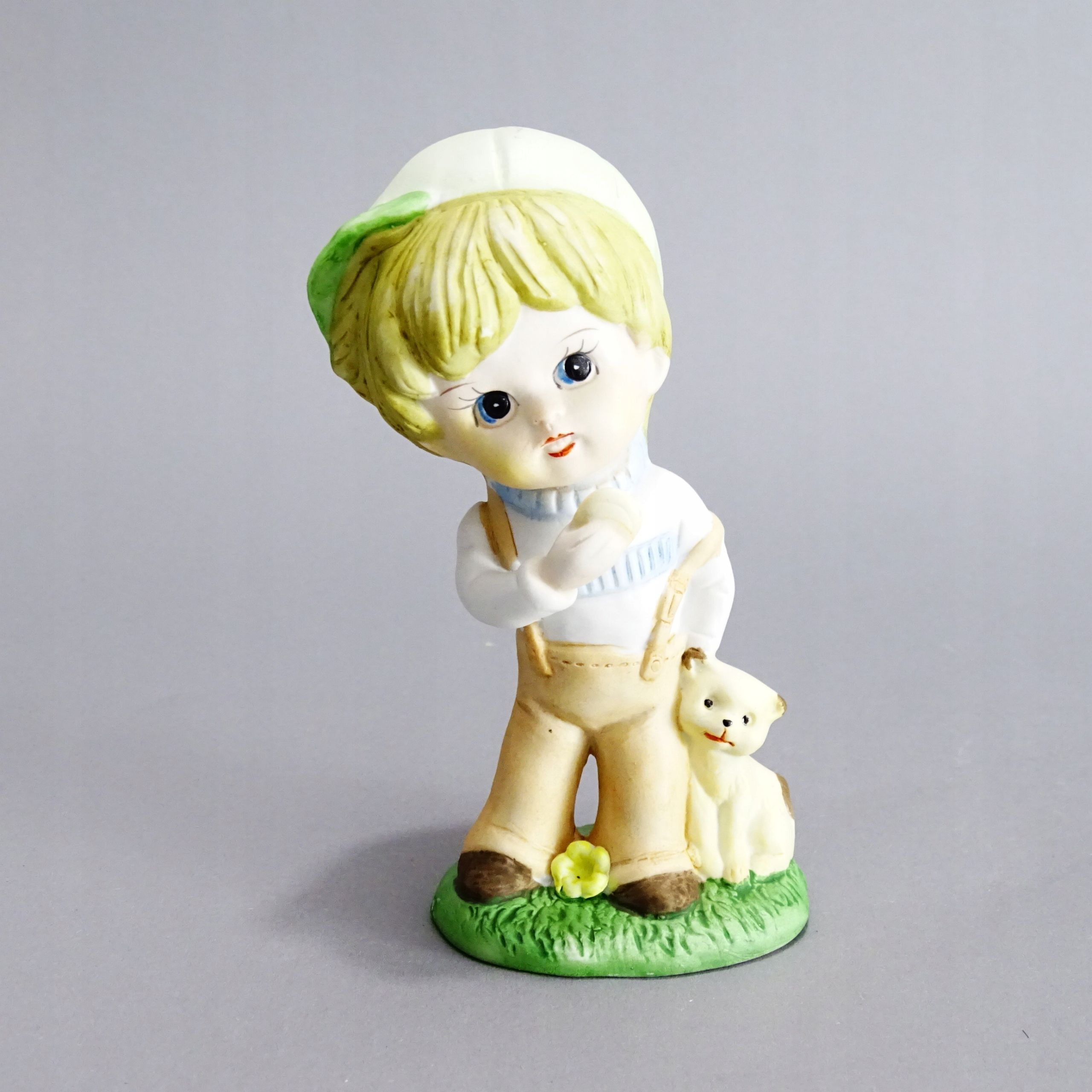 porcelanowa biskwitowa figurka chłopiek z kotem
