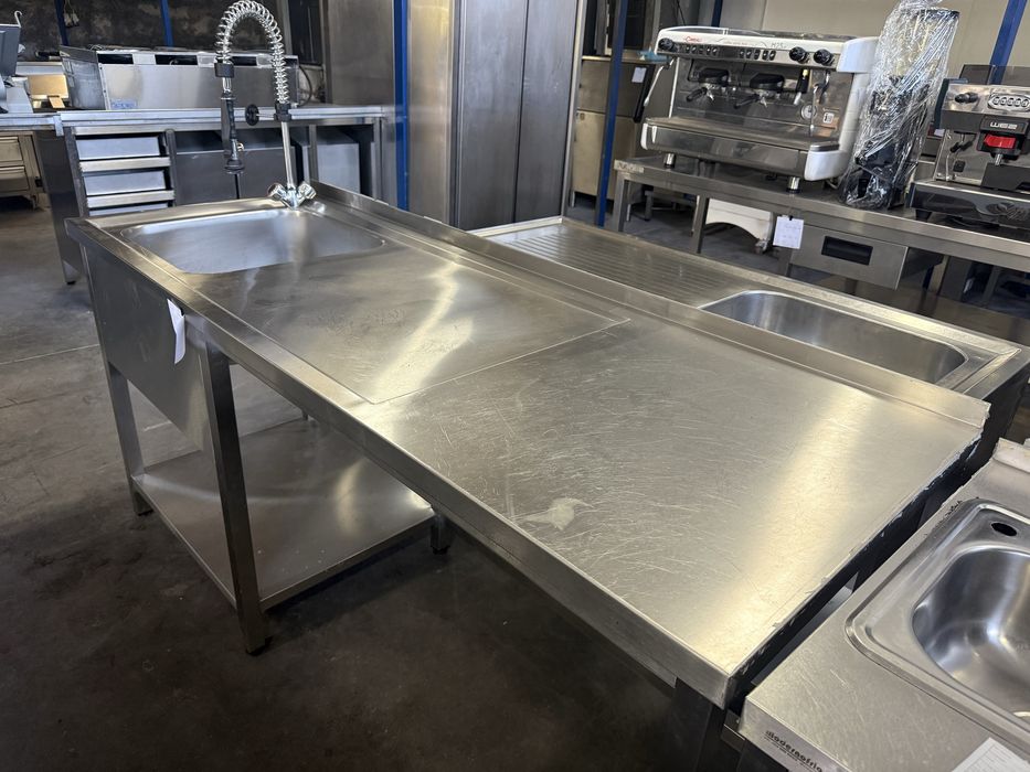 Bancada com pia lado esq. e sitio para maquina loiça e balde detritros