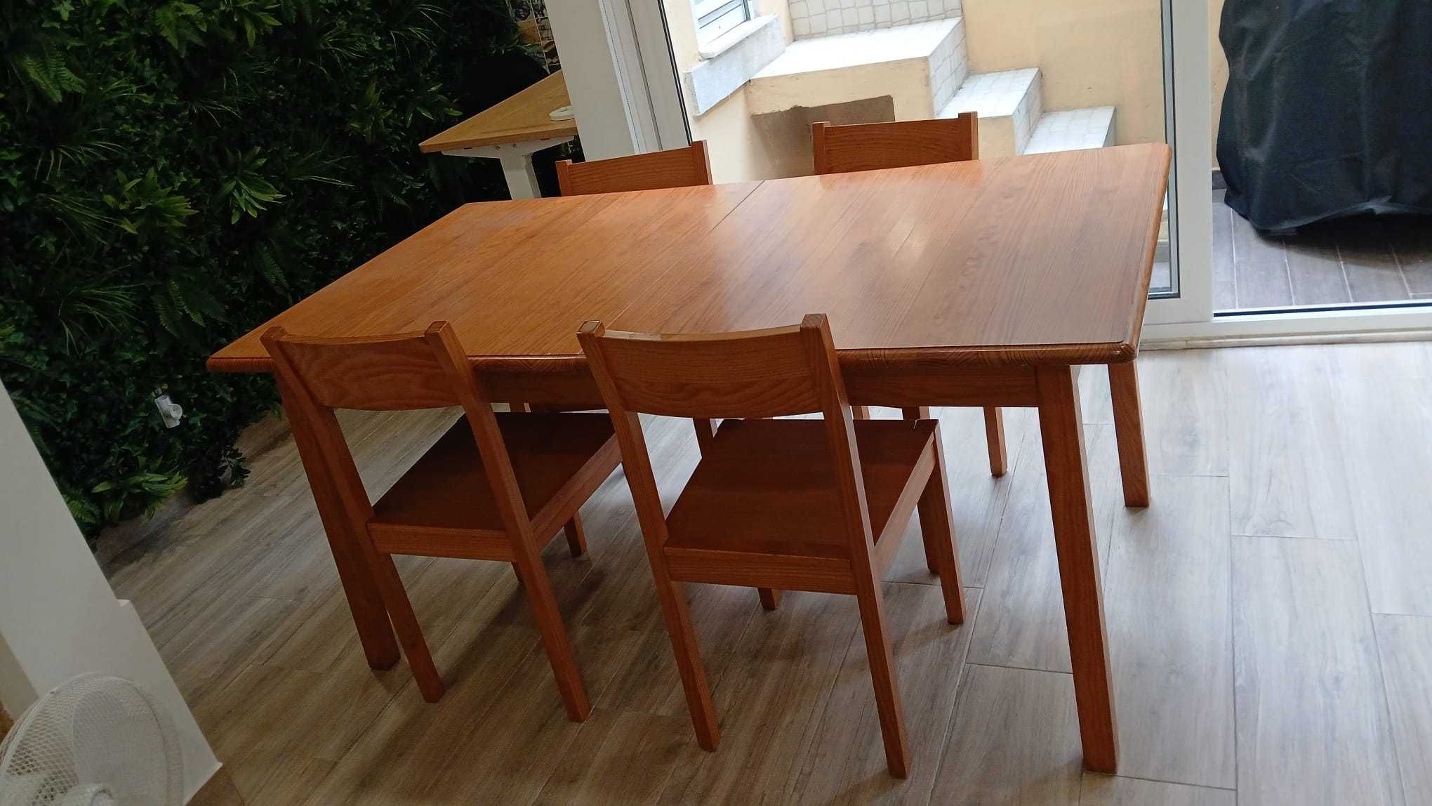 Mesa de madeira com 4 cadeiras