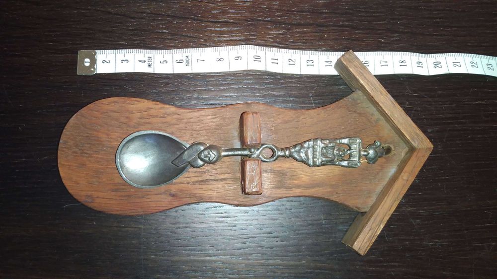 Cynowa łyżka kolekcjonerska prl kura zamek drewniana ramka